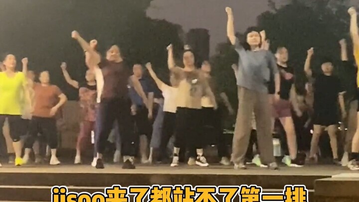 Terlalu sengit, terlalu sengit! Nge-dance-nya keren banget—kita yang udah tua ini sebenarnya nggak p