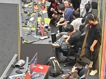 无畏契约京东mall全国赛线下，检测到作弊者