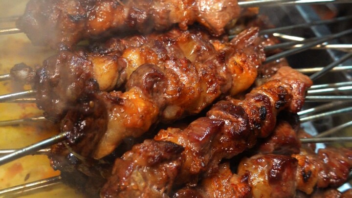 Masih tetap barbeku Qiqihar! Sate daging besar ini asli dan penuh rasa, porsinya super banyak, sekal