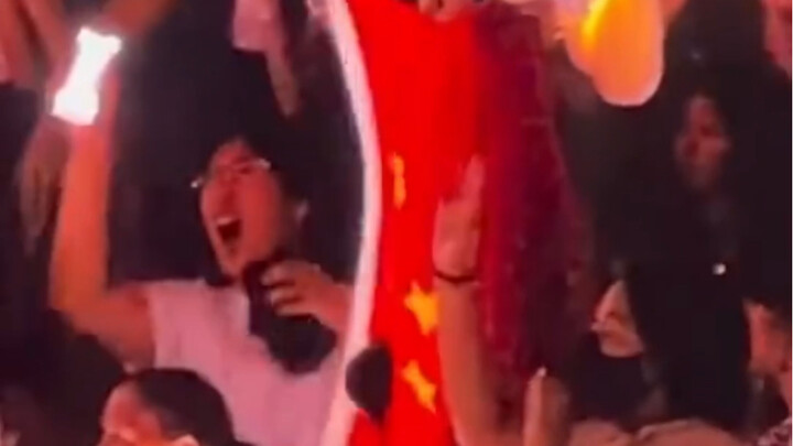 Hey hey, seeing the Chinese flag at SEVENTEEN’s overseas concert? So freaking cool, right?