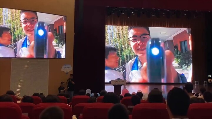 ถ้าเล่นเพลง One Last Kiss ในพิธีรับปริญญาคงจะเละเทะแน่