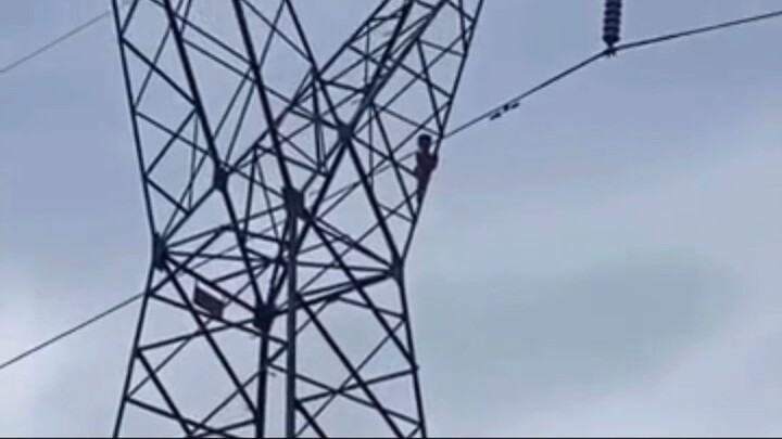 Criança de 5 anos escala torre de energia e causa cena impressionante