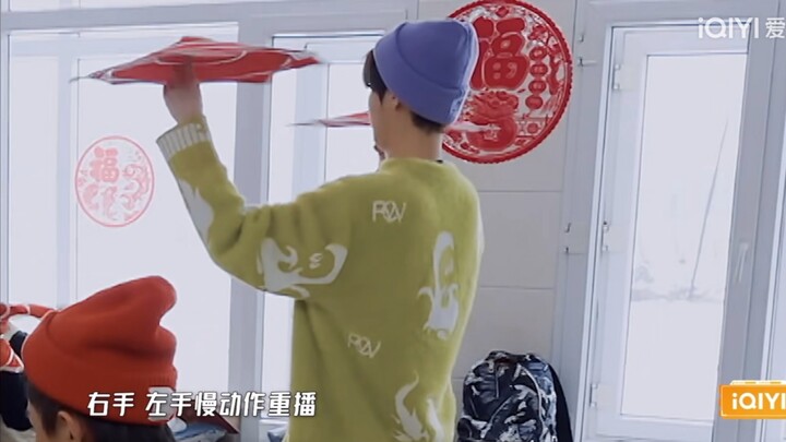 Baju hijau 💚 celana biru 💙 saputangan merah ❤️ Lu Han memang fans klub semanggi empat daun, kan?