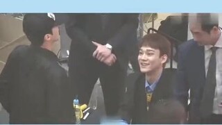 إكسو الشهير الملاحق بشكل سري - وو شي هون، المعجب الوحيد الذي اضطر إلى مغادرة الكواليس بعد الحصول على