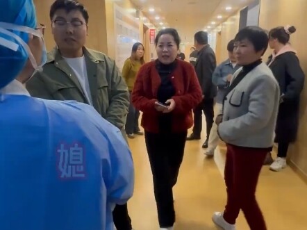 خرج المولود من غرفة الولادة، والحفيدة الصغيرة تُذكّر الجميع بأن الحضن الأول هو للجد!!!