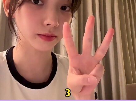 هل الأخت ليو عبقرية؟ تستطيع فعلاً أن تُشكِّل الأرقام العشرة بيد واحدة بطريقة تمثيلية!