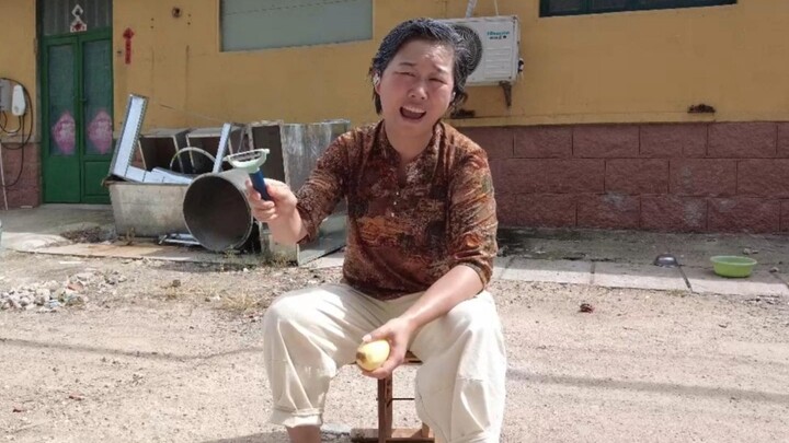 Không đùa các bạn đâu, dì tôi đang hát « Đao Kiếm Thần Vực » ngay đầu làng