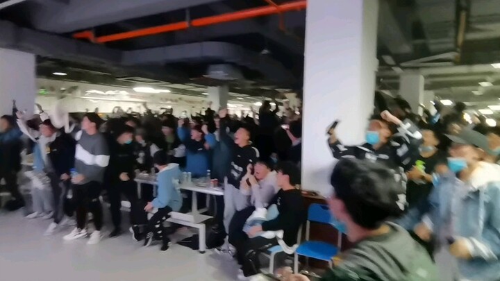 EDG keren banget!!! Jam satu pagi, kafetaria ramai sekali!!!