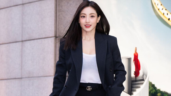Hôm nay lại ký hợp đồng mấy tỷ rồi 240305    Video liên quan đến Ji‑hyo tại cửa hàng pop-up Gucci An