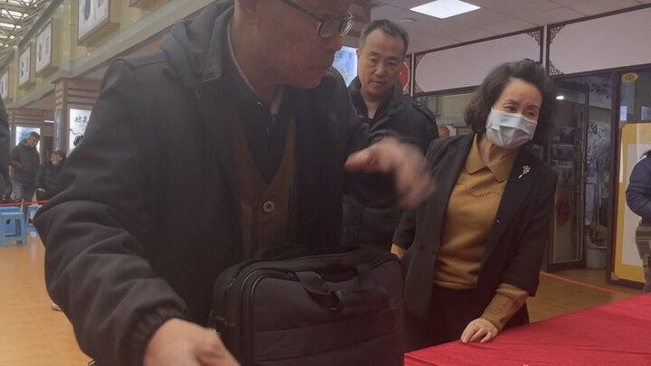 The elderly man appraising the cannon bluntly declared, “Experts don’t know a thing! If they’re wron