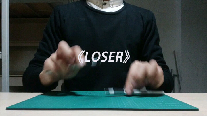 ผู้แพ้ที่ไม่เต็มใจจะเป็นผู้แพ้ ใช้ปากกาเคาะเป็นเพลง "LOSER" ที่หอพัก