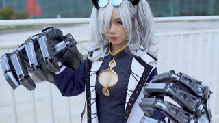 The beautiful cosplay of the battle line also came.