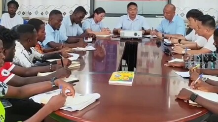 A man from Henan holds a meeting in Africa, confidently delivering fluent “Chinese-style” English.