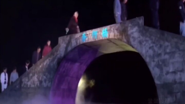 Wanita gemuk itu mematahkan Jembatan Naihe karena terlalu gemuk.