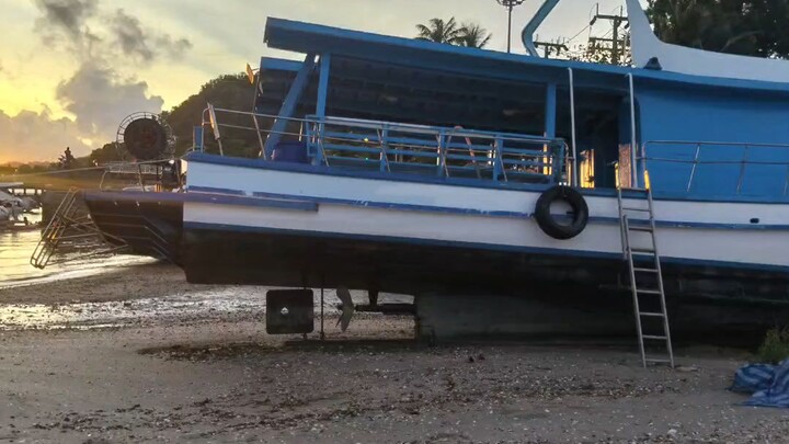 น้ำลดเรือก็เอียง