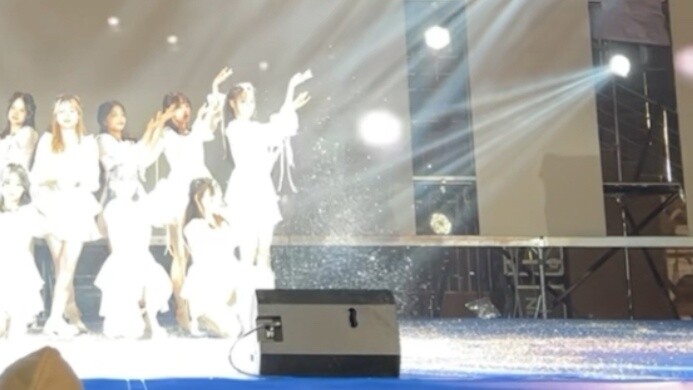 ซึ่งนักศึกษาวิทยาลัยได้ต้อนรับปีใหม่ด้วยการเต้นรำรับลมหนาว! Winter |. ผงเงินสดเซอร์ไพรส์และริบบิ้นใน