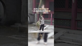 #归路 试问，谁小时候没这样玩过扫把呢~ #井柏然 #谭松韵 | Road Home | 归路 | iQIYI