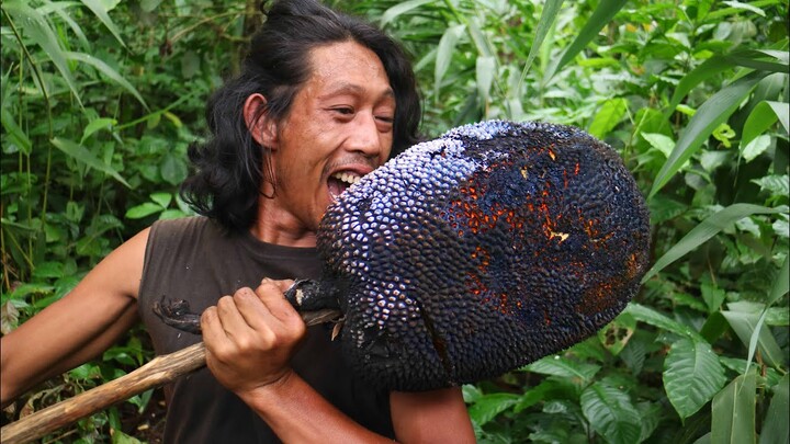 Survival Skills | Makan Buah Nangka Hitam. Buah nangka dibakar yang sangat manis.