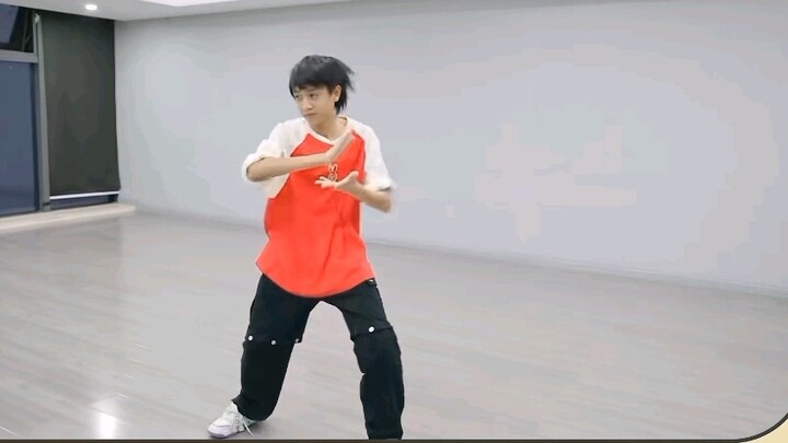 มังกรเฒ่าเต้นรำอย่างอันตราย! ฉันชอบเพลงนี้มากๆ ใครจะไปรู้ว่าฉันเคยเต้นเพลงโปรดของฉันคนเดียว นี่คือคว
