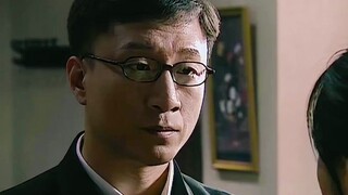 男人发现同伴的配枪居然漏在外面