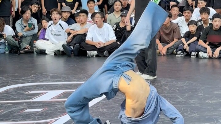 The strongest street dancer, with superb dancing skills and amazing flexibility!