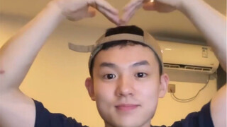 Cute Zhang Zhang danced Queen card to fans in live broadcast room, up Mr. Zhang seems not online