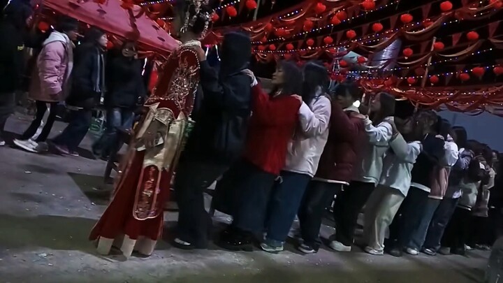 They say in Lincang, if you can’t sing, you’re practically embarrassed to even get married?