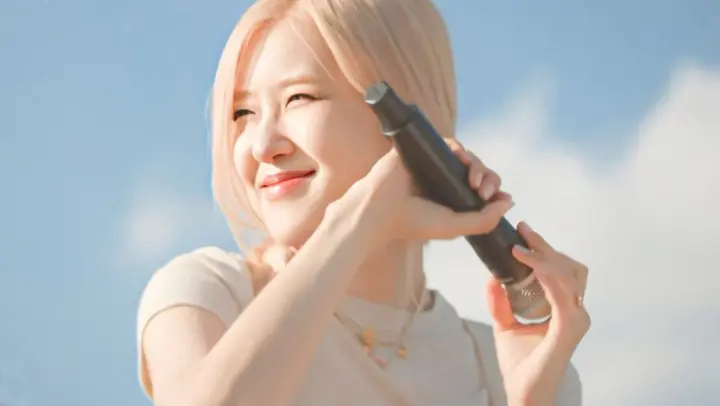 ROSÉ seaside self playing and singing of "The Only Exception"