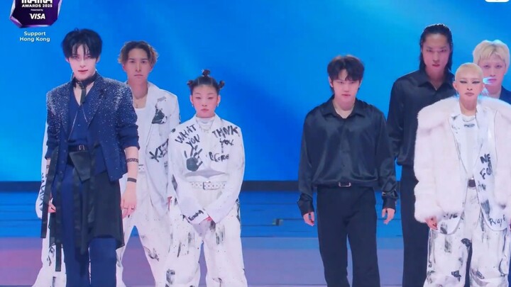 KYOKA + Cheng Hanbin's opening stage performance of "BAD BOY" at the 2025 MAMA Awards