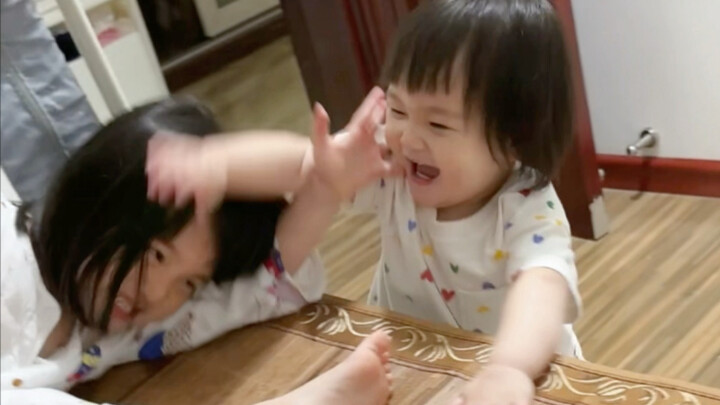 Đã nói là sinh hai con gái thì cuộc sống sẽ yên bình hạnh phúc cơ mà...