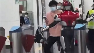 Saat Anda mengenakan setelan kulit Kamen Rider untuk menjemput teman Anda