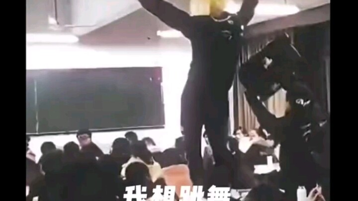 يا معلّم، أنا، أنا، أنا، أريد أن أرقص. أنا معجبة حقيقية بكون كون. رياضات خطرة!