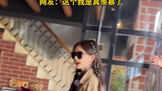 فتاة تصادف فريق الإناث بالكامل لبرنامج "جمعية استدلال السيدات" مباشرةً، وتسأل تيان شي وي بفضول: "هل