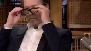 [Gary Oldman] imitates Robert De Niro, what charm!