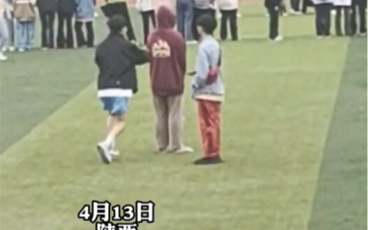 A guy leaps onto another guy’s shoulders. Classmate: There’s a “Yao” on the playground—I’m not kiddi