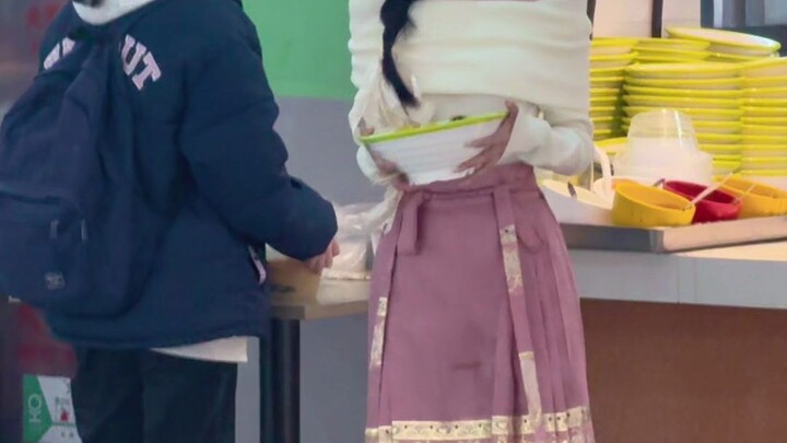 Muốn mặc gì thì mặc thôi, cuộc sống của bạn đâu có nhiều khán giả đến thế.