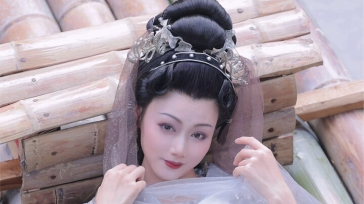 “Kalau bicara tentang keanggunan dan pesona, tetap saja harus pada biksini permaisuri Yuzhen!”