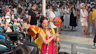 显眼包姐姐穿着多巴胺去接社恐妹妹放学是什么体验？