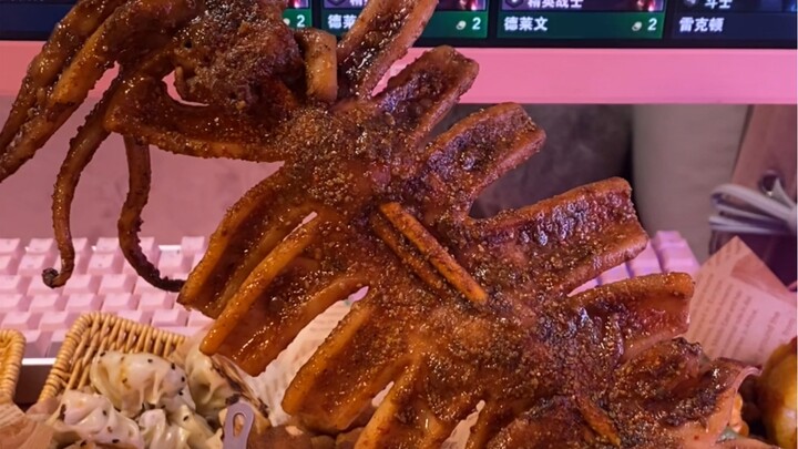 Cuối tuần phố ăn vặt đông thật đấy, thôi thì mang về nhà ăn luôn cho rồi～