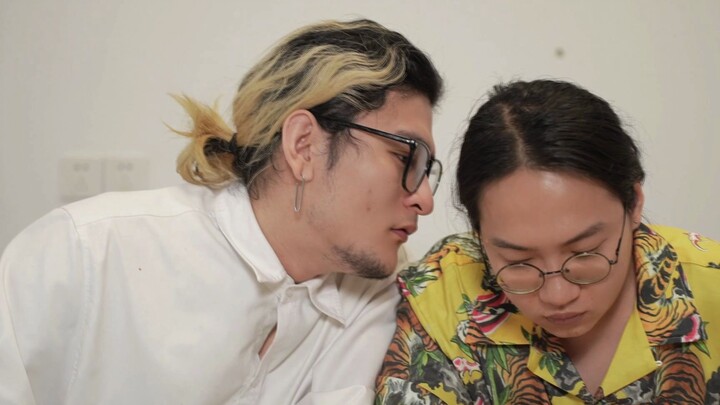 Khi đồng nghiệp muốn nói với bạn điều gì đó nhưng rồi lại thôi.