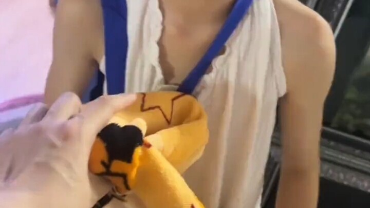 没想到我再次和这张毯子见面会是以这种形式 #人类幼崽迷惑行为大赏 #舅舅外甥女的日常 #骗你生女儿