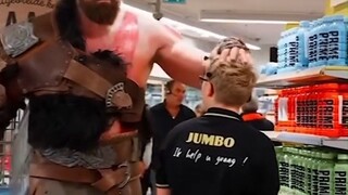 Olivier Richters, a 2.18-meter-tall Dutch "giant", COSed as Kratos from the game "God of War" to sho