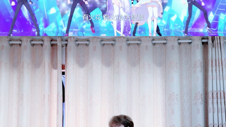 นักศึกษาชายกลุ่ม Feimeng Girls Stardust โชว์เต้นคัฟเวอร์เพลง "Galaxy"