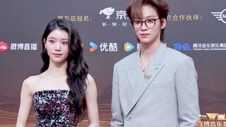 ظهور أول لشين شياوتينغ على السجادة الحمراء في الوسط الفني الصيني! ظهور مشترك مع يو جينغتيان في البث