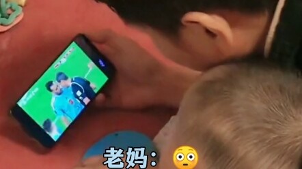 Cute kid watches the #WorldCup with dad — their eye movements and head turns are perfectly in sync! 