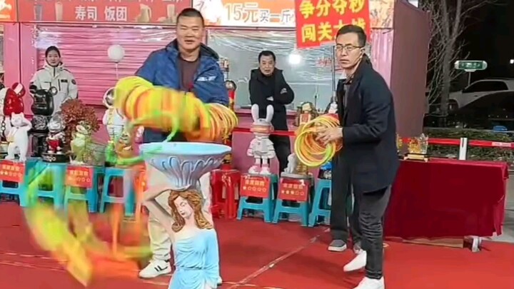 Apakah Raja Lempar Cincin Tangan Kiri terlalu asyik bermain saat Tahun Baru Imlek, sehingga kemampua