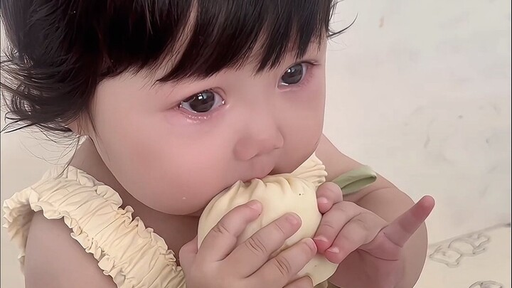 Wah! Si Bakpao Kecil sedang makan bakpao!