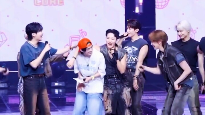 เจ้าสาวจินของเราได้พี่ๆ คอยตามใจดูแลอยู่นะ