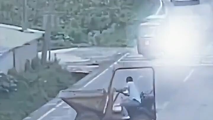 Thrilling! A sedan attempts a dangerous overtake on a bend and…