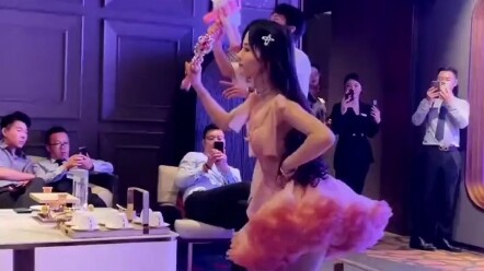 Tôi luôn nghĩ rằng công chúa sẽ cưới hoàng tử, nhưng hóa ra người đó lại là ông Vương.